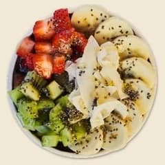 Health'n'Wealth from above: kiwi, chia seeds, coconut, banana and strawberry on açaí